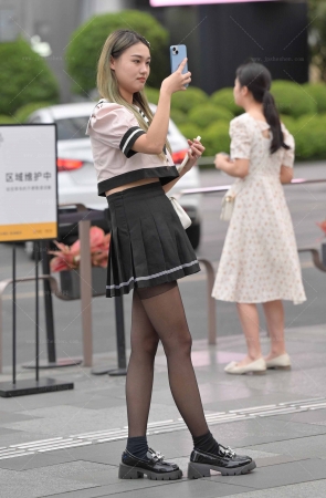 2355-24=69√街拍黑丝百褶裙穿搭女生 13P