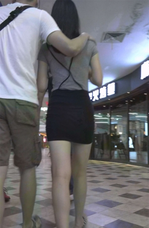 大长腿美女上电梯