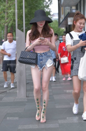 遇上性感热裤大白腿小姐姐