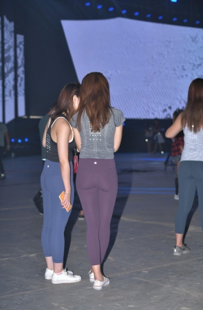 喜欢摄影的瑜伽美女