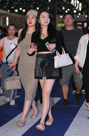 2567-71-50√A字裙-美腿闺蜜