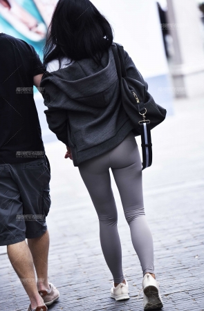 街上流行紧身裤