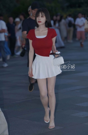 浅浅—红衣白短裙！