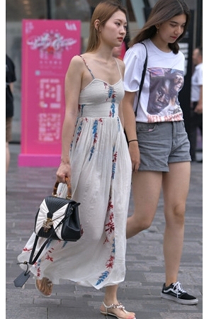 吊带长裙美女(49P)[745M/JPG]