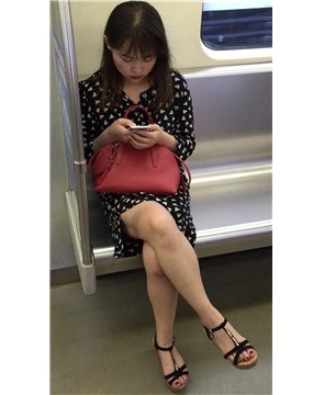 地铁车厢内遇见斑点连衣裙美腿美女，鲜艳的红唇。