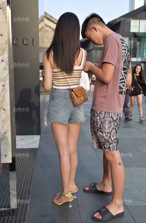 热裤长发小姐姐