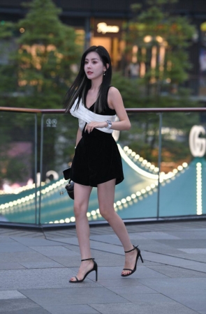 清秀黑色吊带裙美女 [81P3V-2.72GB]