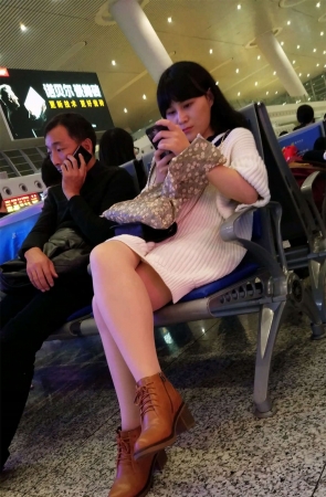 高铁站候车的白色毛衣肉色丝袜美女极品美腿