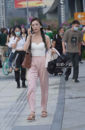 双马尾，粉色长裤