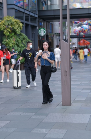 小巧玲珑的黑裤小姐姐