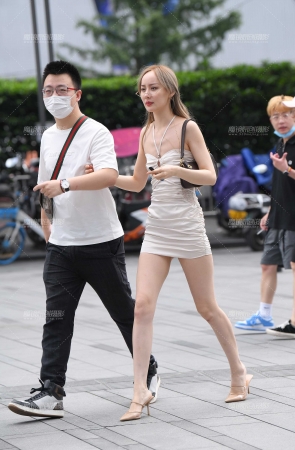 白皙美腿高跟美女