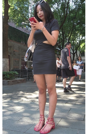 漂亮的连体黑色包臀裙美女