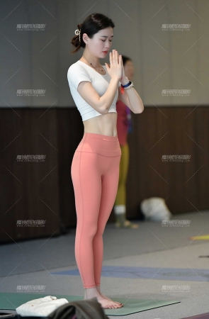 苗条瑜伽紧身裤美女