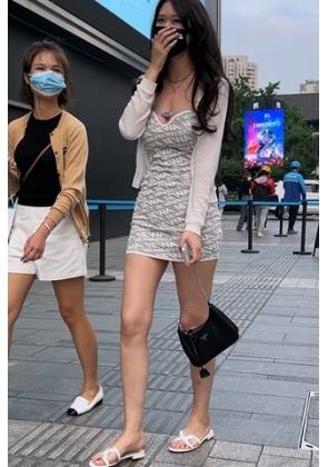 包臀裙美女 【406 MB】2分24秒