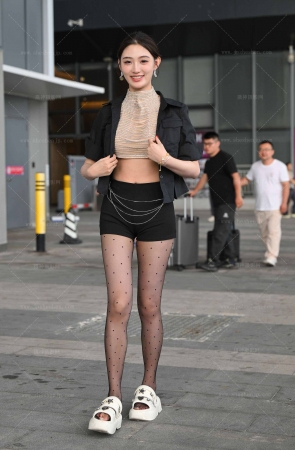 2562-70-126√黑丝大长腿珍妮-拖鞋换高跟鞋呢