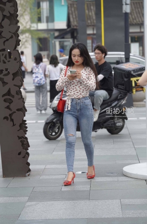 街拍红色高跟紧牛SF