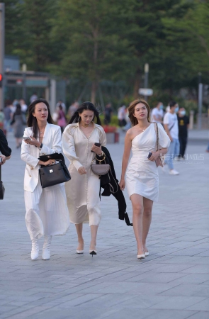 街拍性感美女姐妹