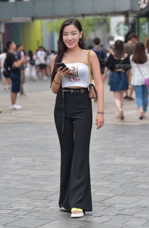 甜美笑容的裹胸装小姐姐