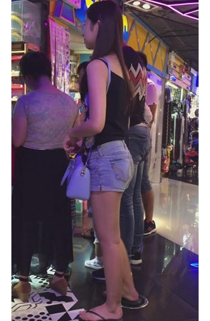 两个热裤妹子