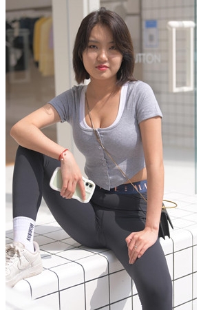 黑色瑜伽裤美女【套图+视频】