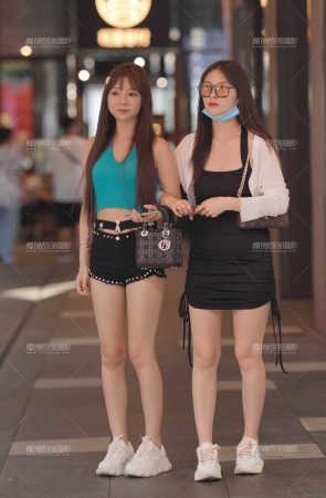 可爱的热裤小妹
