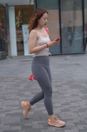 丰腴的性感炸弹