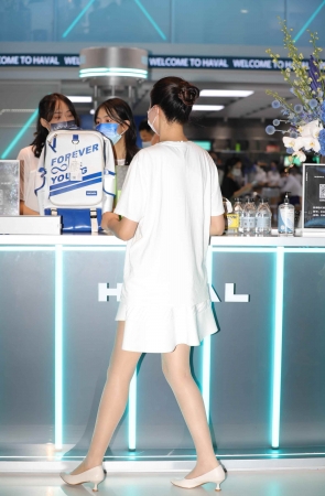 【街拍心灵】车展前台小姐姐超薄肉丝街拍美腿