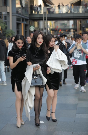 22227-106/甜美的黑丝小姐姐