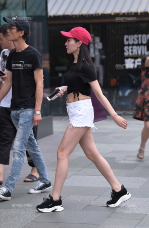 满分的性感白热裤白月牙