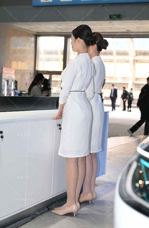 白裙肉丝俩前台咨客