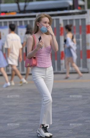 小格纹低胸白裤美女