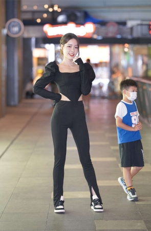 黑色紧身长裤小姐姐