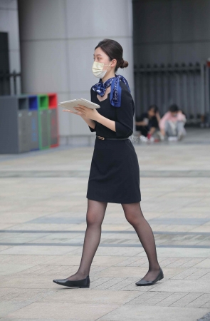 【街拍心灵】路虎品牌大使美tui街拍黑丝很哇噻