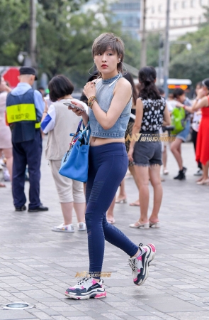 蓝色瑜伽裤短发美女