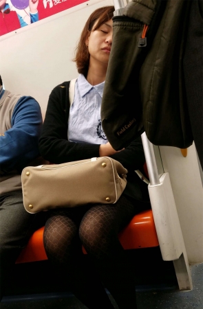 地铁闭目养神休息的花纹黑丝性感美腿少妇