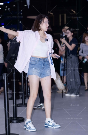 牛仔热裤美腿主播小姐姐 [16P]