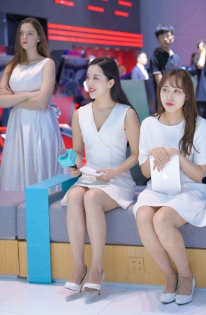 端庄优雅白裙美女主持人