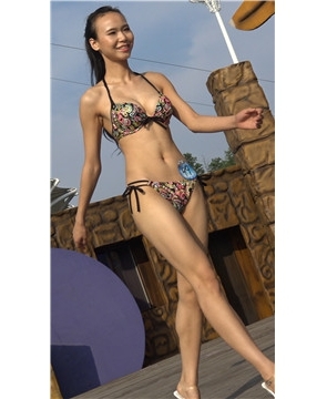 4k-超美身材花色比基尼泳装美女，身材像竹竿似的。