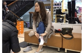 4K – 试鞋系列的紧身牛仔裤少F [1.65 GB/MP4]