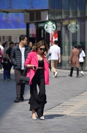 粉色外套、喇叭裤