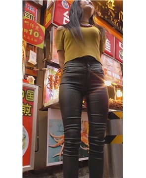 近距离贴身拍摄黑色紧身皮裤美臀少妇 [1.27 GB]