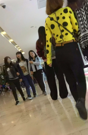 黑色紧身美女商场挑衣服