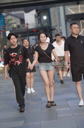 街拍美腿蜜臀小姐姐