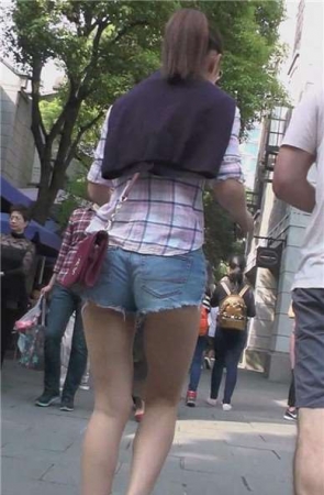 热裤青春蜜桃臀小美女 [409 MB]