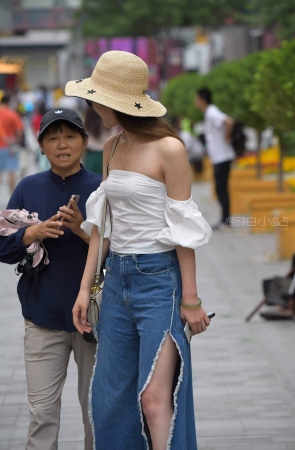 一字抹胸装，开叉牛仔裤美女姐姐