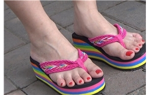 精美玉足美女的松糕鞋，五颜六色真漂亮啊。