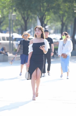 街拍气质颜值开叉裙小妹