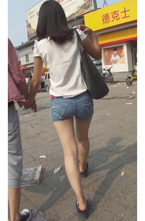 热裤牛仔妹子