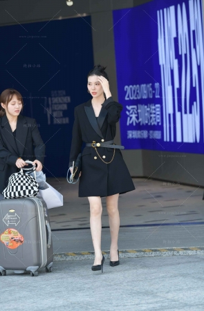 时尚苗条高跟美女