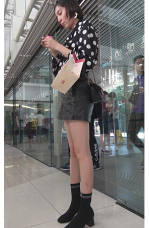 黑色小皮裙短发小姐姐
